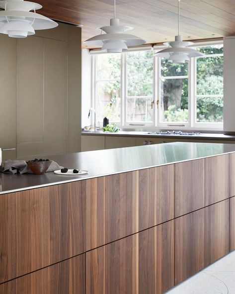 Down to the last detail ➡️ Solid walnut, sand-beige aluminium and stainless steel unite in a spectacular open-plan kitchen with a beautiful island. Swipe to the end to see more of the @bulthaup kitchen living space 👀 kitchen: bulthaup by Kitchen Architect Architect: Diego Trolliet . . . #bulthaup #bulthaupkitchens #kitchendetails #kitchendesigninterior #kitchenarchitecture Kitchen Bulthaup, Kitchen Island Stainless Steel, Organic Modern Luxury, Bulthaup Kitchen, Kitchen Living Space, Kitchen Architecture, Dark Wood Kitchens, Walnut Kitchen, Space Kitchen