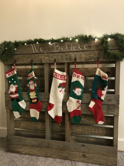 Christmas stocking holder made from a pallet Pallet Stocking Holder, Hanging Stockings Ideas, Christmas Stocking Stand, Stocking Holder Stand, Stocking Stand, Stockings Diy, Stocking Hangers, Hanging Christmas Stockings, Christmas Stocking Hangers