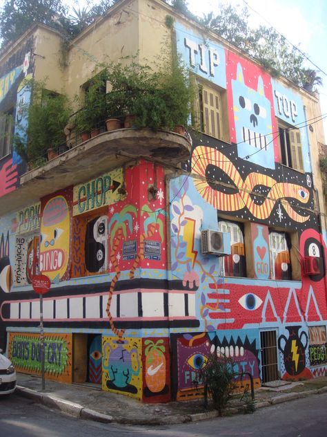 Athens street art. Painted building, Koumoundourou Square. 90s Mural Art, Mural Street Art, Street Photography Graffiti, Graffiti Images, Bedroom Wall Decor Ideas, Best Graffiti, Street Art Photography, Best Street Art, Graffiti Murals