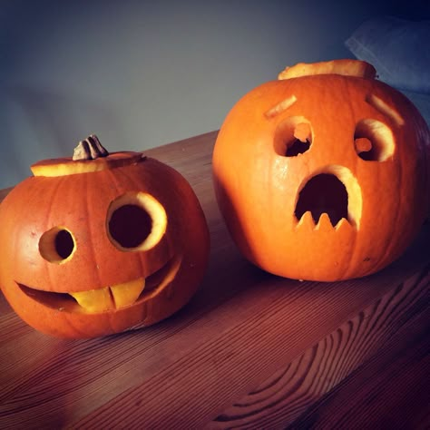 #pumpkincarving, #halloweenpumpkins, #pumpkinart, #halloweendecor, #spookypumpkins, #halloween2023, #creativehalloween, #pumpkindecor, #halloweeninspiration, #carvingideas Funny Jackolantern Faces, Shocked Pumpkin Face, Pumpkin Carving Ideas For Head, Pumpkin Carving Funny Face, Pumpkin Carving Ideas Flat Pumpkin, Funny Pumpkin Faces Carving, Goofy Pumpkin Carving Ideas, Derpy Pumpkin Carving Ideas, Goofy Pumpkin Carving