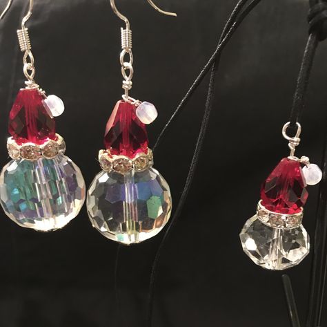 Holiday Jewelry Diy, Holiday Beaded Jewelry, Holiday Jewelry Ideas, Diy Christmas Earrings, Diy Jewelry Earrings, Bijoux Fil Aluminium, Beaded Earrings Diy, Jewelry Making Earrings, Wire Jewelry Designs