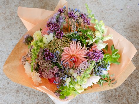 Prices, costings and how to make a profit from your cut flower business — The Business of selling flowers Selling Flower Bouquets, Cut Flower Business, Farmstand Ideas, Granola Life, Selling Flowers, Bouquet Recipe, Growing Cut Flowers, Dried Flowers Diy, Flower Farming