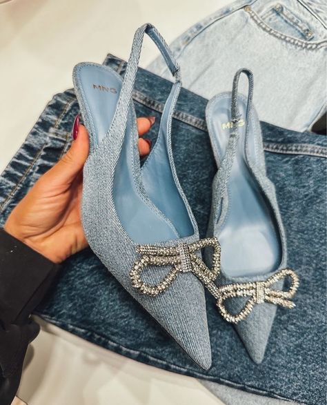 Mango has some amazing shoes right now! Loved these denim sling backs! Mango- shoe inspo- shoe finds- denim shoes- kitten heel Mango Heels, Amazon Accessories, Mango Shoes, Sling Back Shoes, Back Shoes, Sling Back Heels, Kitten Heel Shoes, Shoes Ideas, Bow Pumps