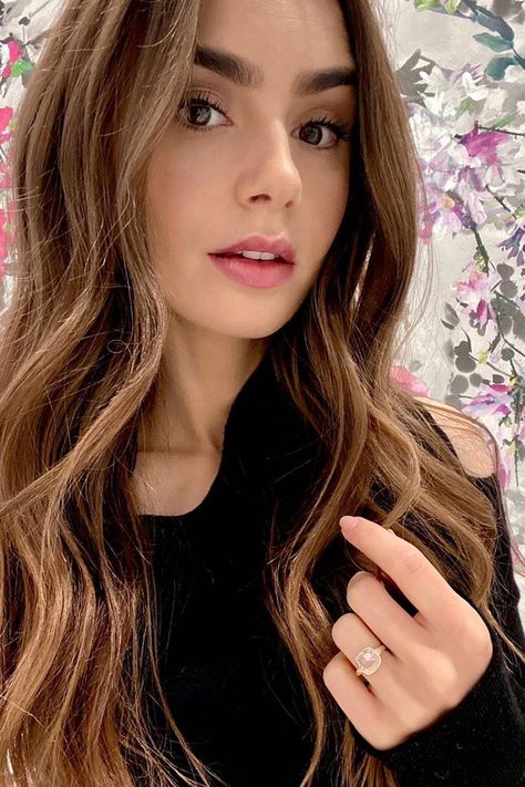 Lily Jane Collins, ليلي كولينز, Lily Collins Hair, Winter Wedding Hair, Trending Engagement Rings, Olivia Culpo, Celebrity Engagement Rings, Ring Trends, Phil Collins