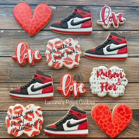 Nike Cookies Decorated, Nike Cookies, Drake Cookies, 30 Bday Ideas, Nike Party, Nike Cake, Men Cakes, Sports Cookies, Theme Snack