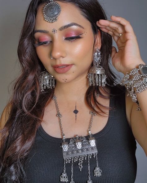 Who Wants More Navratri Looks? . . . . . . . [Navratri Ready, Navratri Makeup Look, Navratri 2024, Garva Ready] #navratrilook #navratrifestival #navratrispecial #navratri2024 #garbalook #garbamakeup #navratrimakeuplook Navratri Makeup Look, Navratri Makeup, Navratri 2024, Makeup Looks, Makeup, Quick Saves, Make Up Looks, Make Up