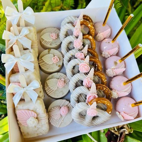 Flower Baby Shower Theme, Bridal Shower Wine Theme, Desserts Party, Floral Dessert, Baby Shower Sweets, Peach Baby Shower, Baby Shower Dessert Table, Bridal Shower Wine, Baby Shower Treats