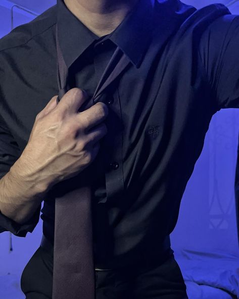 Man With Rolled Up Sleeves, Hands Aesthetic Male, Long Veiny Hands, Vein Hands Aesthetic, Tattoo Hands Men, Viens Hand, Vieny Hand Man, Men’s Hands, Hand Veins Men Aesthetic