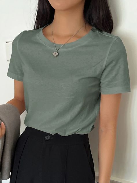 Green Tshirt Outfit, Round Neck Tees, Fashion Attire, Simple Shirts, Simple Trendy Outfits, Tshirt Outfits, Women T Shirts, Professional Outfits, Casual Style Outfits