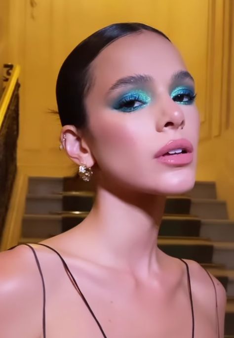 Makeup To Compliment Blue Dress, Teal Makeup Looks, Blue Makeup Aesthetic, Aquamarine Makeup, Blue Glam Makeup, Catwalk Makeup, Teal Makeup, Maquillage On Fleek, Face Glow