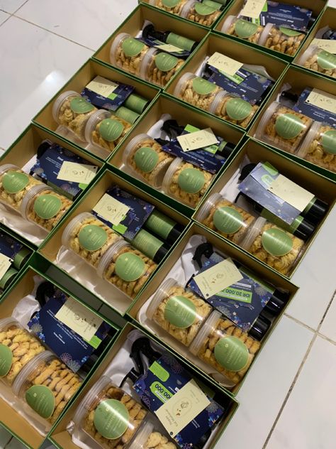 Hampers Idea Hampers Lebaran Aesthetic, Hampers Aesthetic, Ide Hampers Lebaran, Snack Hampers, Hampers Snack, Hampers Ramadhan, Ide Hampers, Hampers Idea, Hampers Ideas