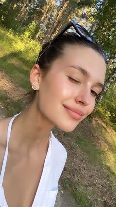 Hailey Bieber Vogue, Skin Care Routine Korean, Clear Skin Aesthetic, Good Skin Care Products, Vitamin C Serum Benefits, Clear Skin Routine, Vitamin C Benefits, Clear Glowing Skin, Perfect Skin Care Routine