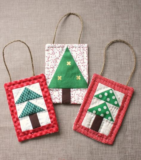 Quick and simple mini quilt Christmas Tree ornament. Simple tutorial for a sweet handmade gift. Christmas Tree Quilt Block, Tree Quilt Block, Sewn Christmas Ornaments, Diary Of A Quilter, Basket Tutorial, Quilt Christmas, Christmas Tree Quilt, Christmas Sewing Projects, Folded Fabric