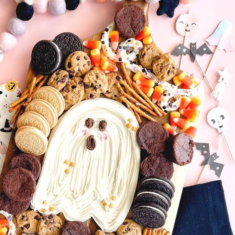 Buttercream Board, Halloween First Birthday, Halloween Breakfast, Golden Oreo, Halloween Movie Night, Cheap Halloween, Holiday Snacks, Halloween Desserts, Halloween Snacks