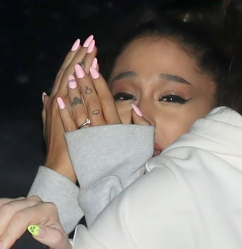 Ariana Grande Fake, Left Hand Tattoo, Ariana Grande Nails, Hand Tatto, Ariana Grande Tattoo, Ariana Grande Songs, Celebrity Nails, Ariana Grande Outfits, Ariana Grande Fans