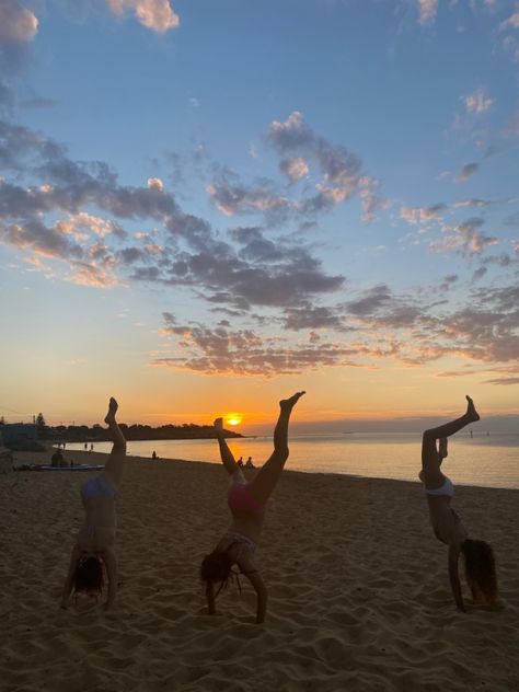 Handstands On The Beach, Life In Paradise, Photo Recreation, Summer Goals, Summer Friends, Vacation Pictures, Summer Bucket, Summer Feeling, Summer Dream