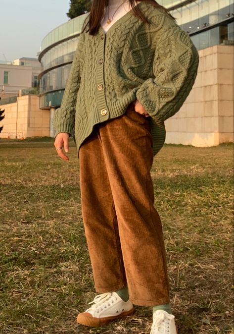 Light Corduroy Pants Outfit, Corduroy Brown Pants Outfit, Light Brown Corduroy Pants Outfit, Olive Green And Brown Outfit, Green Corduroy Pants Outfit, Brown Trousers Outfit Women, Brown Corduroy Pants Outfit, Vintage Chic Outfits, Brown Trousers Outfit