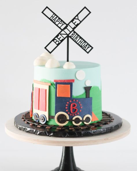 Train cake with 3D printed cake topper. Diy Train Cake, Train Birthday Party Cake, Party Food For Toddlers, Third Birthday Cake, Train Cake Topper, Printed Cake Topper, 2nd Birthday Party For Boys, Crazy Cake, 3d Cake Toppers