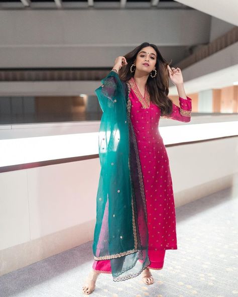 Stylish Kurtis Design, Indian Kurti Designs, Keerthy Suresh, Simple Kurta Designs, Casual Indian Fashion, Salwar Kamiz, Indian Dresses Traditional, Traditional Indian Outfits, Kurti Designs Party Wear