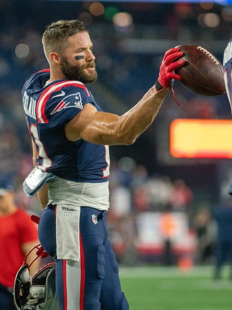 Julian Edelman is an American Football Player, wide receiver, and punt returner who played for the New England Patriots of the NFL. Edelman Patriots, Football Costume, Football Guys, England Sports, New England Patriots Football, 34th Birthday, Nfl Football Players, Football Photography, Julian Edelman