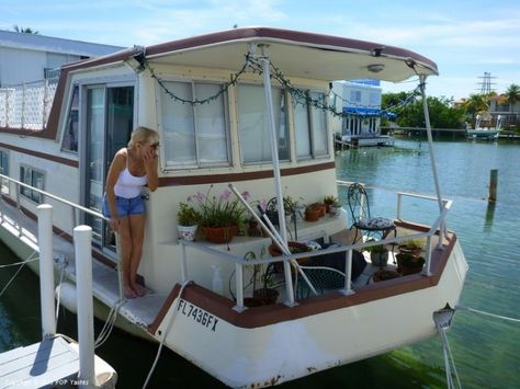 1972 Average Boat Values 34 Houseboat Key West FL for Sale 33040 - iboats.com Small Houseboats For Sale, Houseboat Living Interiors, Liveaboard Boats For Sale, Small Houseboats, Houseboat Ideas, Trailerable Houseboats, Pontoon Boats For Sale, Pontoon Houseboat, House Boats For Sale