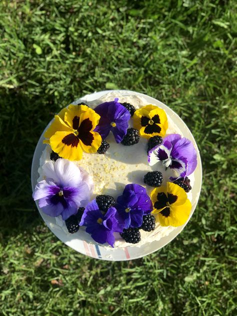 Pansies Cake, Cakes With Real Flowers, Pansy Cake, Lemon Velvet Cake, Gluten Free Lemon Cake, Lemon Cake Mix Recipe, Lemon Cake Mix Cookies, Vegan Lemon Cake, Lemon Cake Easy