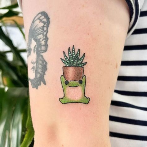 87 Best Cute Tattoos To Melt Your Heart Dumbest Tattoos, Frog Tattoo, Lavender Tattoo, Funky Tattoos, Frog Tattoos, Couple Tattoo, Cute Little Tattoos, Be Serious, Funny Couple