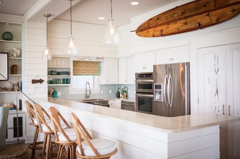 Surf Kitchen, Beach Cottage Kitchens, Beach Cottage Kitchen, Kitchen Cabinets Pictures, Coastal Kitchen Decor, Cottage Kitchen Design, Style Surf, Above Kitchen Cabinets, Beach Kitchens