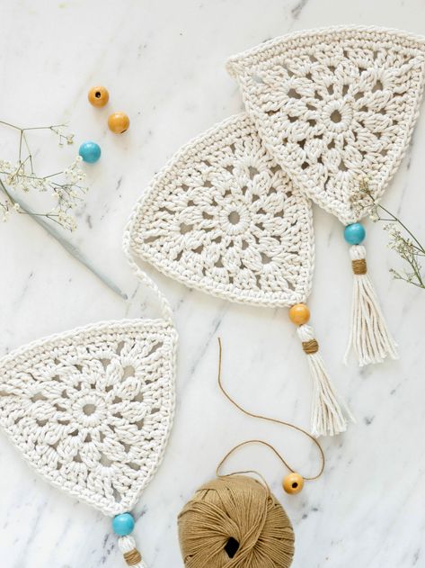 PATRÓN GRATIS Guirnaldas Triangulares en Crochet - Crochetisimo Crochet Bunting Free Pattern, Crochet Bunting Pattern, Triangle En Crochet, Boho Bunting, Bunting Pattern, Crochet Bunting, Crochet Garland, Crochet Triangle, Crochet Diy