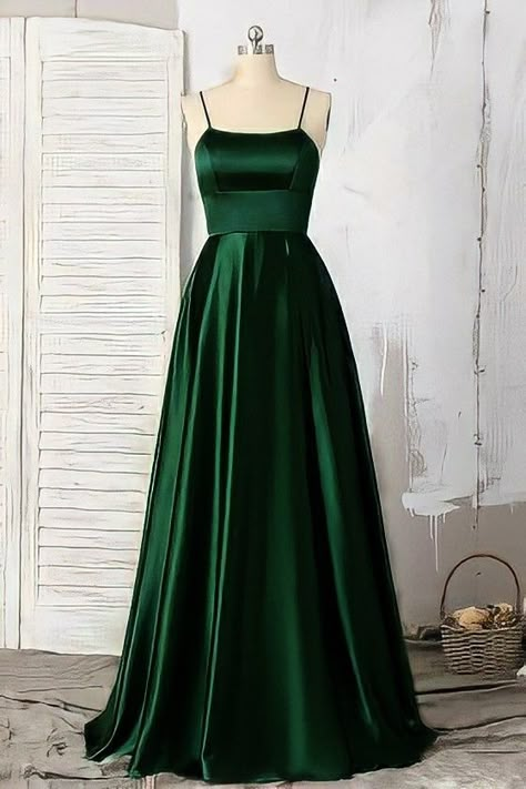 Long Green Homecoming Dresses, Evening Party Dress Classy Long, Green Dress Prom Aesthetic, Grad Dresses Dark Green, Prom Tulle Dresses, Grad Dresses Silk, Formal Dresses Green Emeralds, Green Prom Dress Midsize, Emerald Dresses Formal