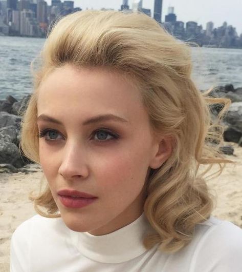 Medium Wavy Brushed Back Hair No Part Hairstyles, Marilyn Monroe Hair, Sarah Gadon, Half Updo, American Music Awards, Protective Hairstyles, Hairstyle Ideas, Womens Haircuts, Prom Hair