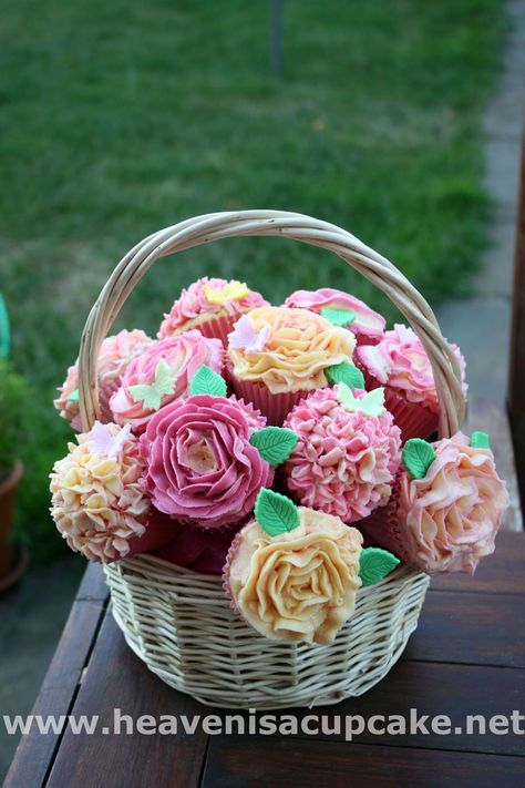 Cupcake Bouquet Packaging, Cupcake Basket, Mother’s Day Cupcake Flower Bouquet, Bouquet Cupcakes, Cupcake Flower Bouquets, Cake Bouquet, Cupcake Bouquets, Cupcake Gift, Buttercream Cupcakes