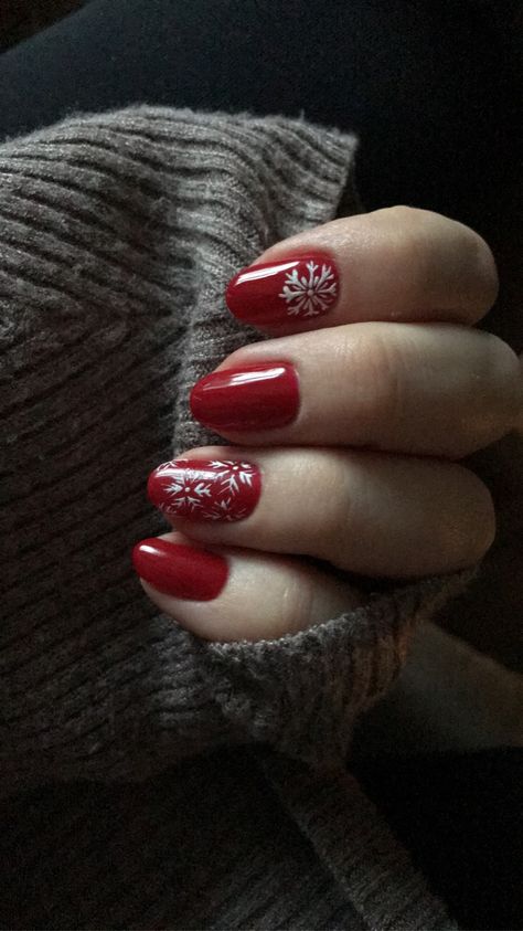 Short Red Nails With Snowflakes, Dark Red Nails With Snowflake, Snowflake Red Nails, Red Nails With White Snowflakes, Christmas Nails Red Snowflake, Red Nails Snowflake, Red Nails With Snowflakes, Red Nails With Snowflake, Chrostmas Nails