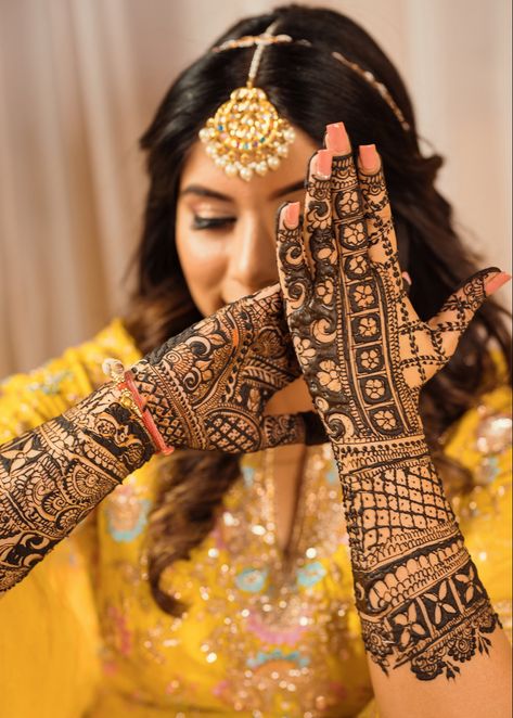 mehandi Mehandi Shoot Bride, Mehandi Photography Brides, Mehendi Day Photography, Mehendi Shoot Wedding Photography, Mehandi Ceremony Photography, Traditional Mehndi Designs, Leg Mehndi, Best Mehndi, Full Hand Mehndi