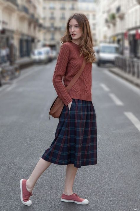 Skirts With Sneakers, Sneakers Dress, Dress Sneakers, Rok Outfit, How To Wear Sneakers, Simple Fall Outfits, Skirt And Sneakers, Outfit Trends, Plaid Skirt