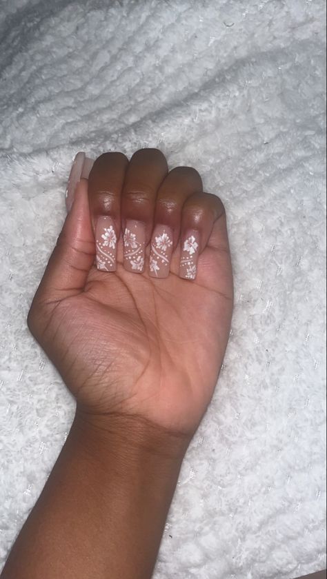 Nails With Hibiscus Flower Design, Nails For Dominican Republic, Plumeria Flower Nails, White Hibiscus Flower Nails, White Hawaiian Nails, Aloha Nails Hawaiian Flowers, Cute Hawaiian Nails, Hibiscus Flower Nails Square, Nail Designs Hibiscus