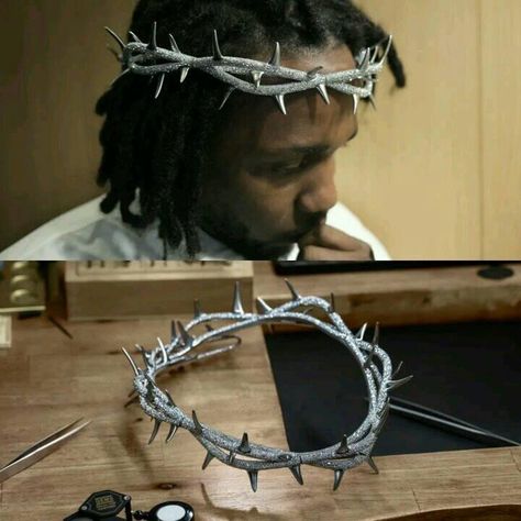 Kendrick Lamar's new Crown of Thorns cost $200,000 USD, has 8,000 embedded diamonds, took 10 months of labor and was made by Tiffany & Co. “I wear this crown to remind you of the greatest prophet to ever walk the earth, they judge you as they judged Christ.” We continue to do our best to represent His image. "Those were Kendrick's words. #hhn Kendrick Crown Tattoo, Kendrick Lamar Thorn Crown, Kendrick Lamar Crown Of Thorns, Crown Of Thorns Aesthetic, Kendrick Lamar Crown, Crown Of Thorns Art, Kendrick Lamar Tattoo, Crown Of Thrones, Jesus Costume