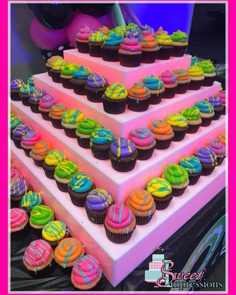 Neon Glow Cupcakes, Neon Party Desserts, Glow In The Dark Cupcakes Neon, Rave Birthday Cake, Glow Party Desserts, Rave Cupcakes, Neon Cupcakes Ideas, Glow Party Cupcake Ideas, Neon Dessert Table