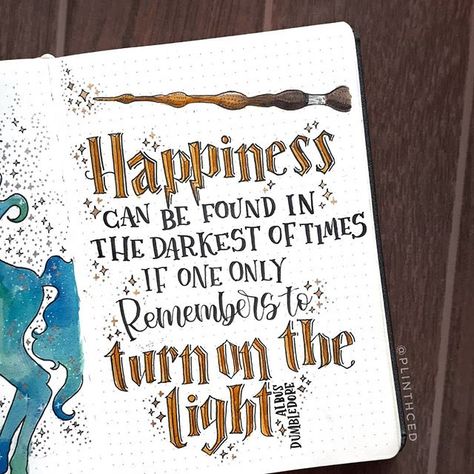 harry potter bullet journal quote albus dumbledore: happiness can be found in the darkest of times if one only remembers to turn on the light. Harry Potter Journal, Avada Kedavra, Citate Harry Potter, Sketch Note, Bullet Journal Quotes, Theme Harry Potter, Images Harry Potter, Bullet Journal Mood, Bullet Journal Notebook