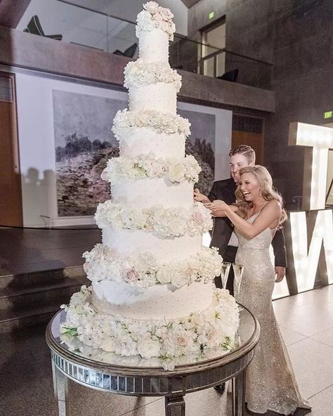 What a wedding cake! Huge Wedding Cakes, Modern Glam Wedding, Extravagant Wedding Cakes, Duke Photography, Big Wedding Cakes, Dream Wedding Cake, Luxury Wedding Cake, Extravagant Wedding, Amazing Wedding Cakes