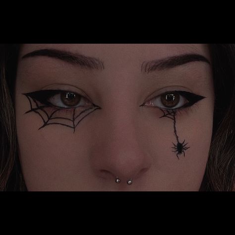 Spider Inspo Makeup, Spooky Face Paint Easy, Halloween Makeup Cobweb, October Makeup Looks Simple, Spiderwebs Eyeliner, Very Simple Halloween Makeup, Easy Halloween Eyeliner Ideas, Spider Women Makeup, Web Eyeliner Spider