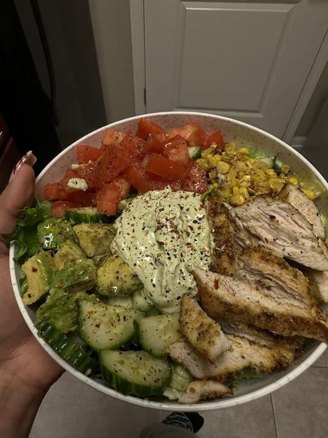 A Happy Girl, Aesthetic Health, Salad Salad, Healthy Food Inspiration, Easy Healthy Meal Prep, Salad Ideas, Healthy Food Dishes, Fitness Products, Healthy Lifestyle Food