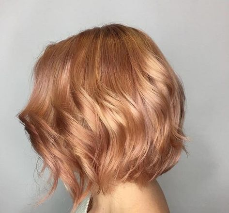 a short and shiny strawberry blonde bob with waves is a chic idea for every girl Hairstyles Strawberry Blonde, Blonde Short Hairstyles, Strawberry Blonde Bob, Gold Hair Colors, Strawberry Blonde Hair Color, Hair Color Rose Gold, Blonde Short, Spring Hair Color, Strawberry Blonde Hair