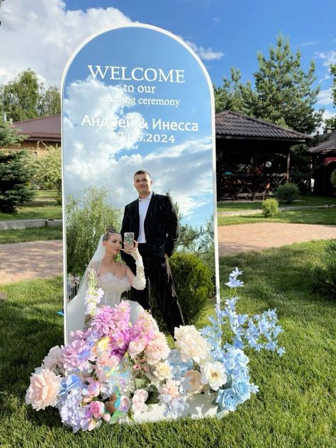 Sign Welcome Wedding, Wedding Ideas Mirror, Wedding Mirror Photo, Wedding 2025 Trends, Wedding Trends For 2025, Simple Wedding Theme Ideas, Couple Outfits Korean, Opening Decoration, Wedding Welcome Sign Ideas