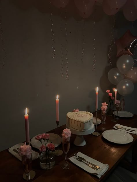 Bday Set Up Ideas, Minimalist Birthday Aesthetic, Cute Small Birthday Party Ideas, Cute Birthday Set Up, Classy Bday Decor, Deco Birthday Simple, Girly Birthday Party Aesthetic, Cozy Birthday Decor, Simple Bday Decorations At Home