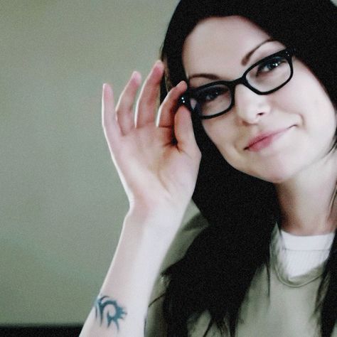 As a straight girl who's recently discovered Orange is the New Black... let me count the reasons why we should all worship Piper's incarcerated drugs mule ex girlfriend. Black Veja, Donna Pinciotti, Lisa Ray, Piper Chapman, Alex And Piper, Alex Vause, Smile Gif, Taylor Schilling, Laura Prepon