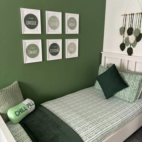 Laura Marie Herridge - "My daughter starts senior school this year and wanted a grown up room, and it had to be green" After getting everything together at a cost of £70, it only took 4 hours to transform the room! "Absolutely made up how her room turned out 💚" Paint: B&Q GoodHome Edenberry Green plastic boxes: B&M Prints: Ebay and ARR Creations Bedding: Dunelm Chill pill cushion & macrame wall hanging: Shein #diy #onabudget #homedecor #bedroom #greenpaint #bandqgoodhome #bandm #dunelm #bed... Easy Room Decor, Chill Pill, Green Paint, 4 Hours, Macrame Wall, Grown Up, Macrame Wall Hanging, House Painting, Bedroom Makeover