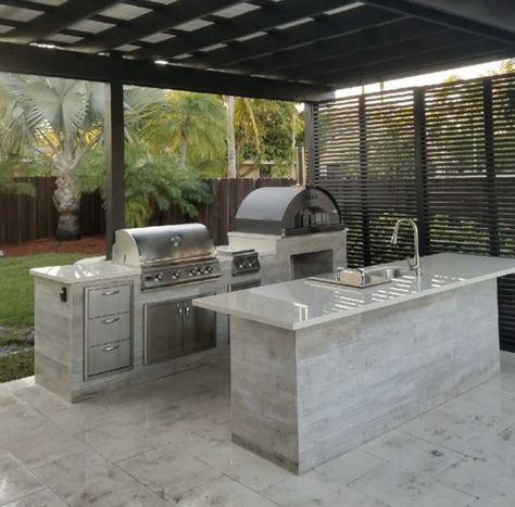 Outdoor Kitchen With Pergola Modern, Barbque Ideas Backyard, Backyard Patio Designs Kitchen, Outdoor Kitchen With Bar Seating, Outdoor Kitchen And Bar, Rooftop Patio Design, Living Room Cozy, Outdoor Bbq Area, Modern Outdoor Kitchen