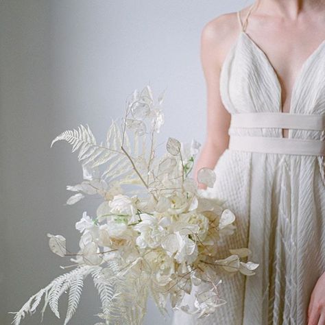 all white winter wedding look with an white bridal bouquet made of white fern and a white wedding dress whit a deep v neck #bridallook #winterbride #whitewedding #winterwedding All White Winter Wedding, Christmas Wedding Flowers, Green Wedding Flowers, White Winter Wedding, Neutral Wedding Colors, White Bridal Bouquet, Winter Bride, White Wedding Bouquets, White Wedding Dress