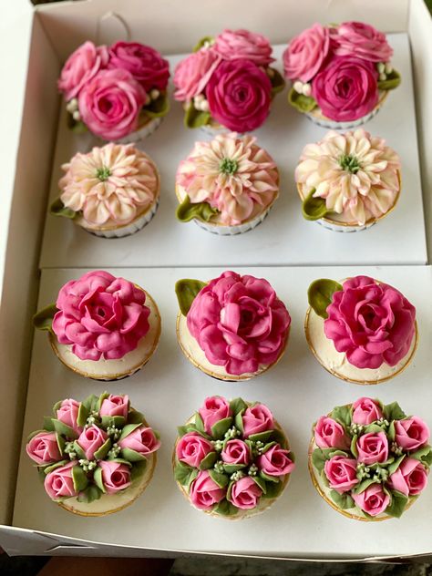 Muffin Bouquet, Flower Muffins, Navy Cupcakes, Buttercream Flowers Cupcakes, Cupcake Flower Bouquets, Cupcakes Flores, Cupcake Decorating Tips, Buttercream Flower, Buttercream Flower Cake